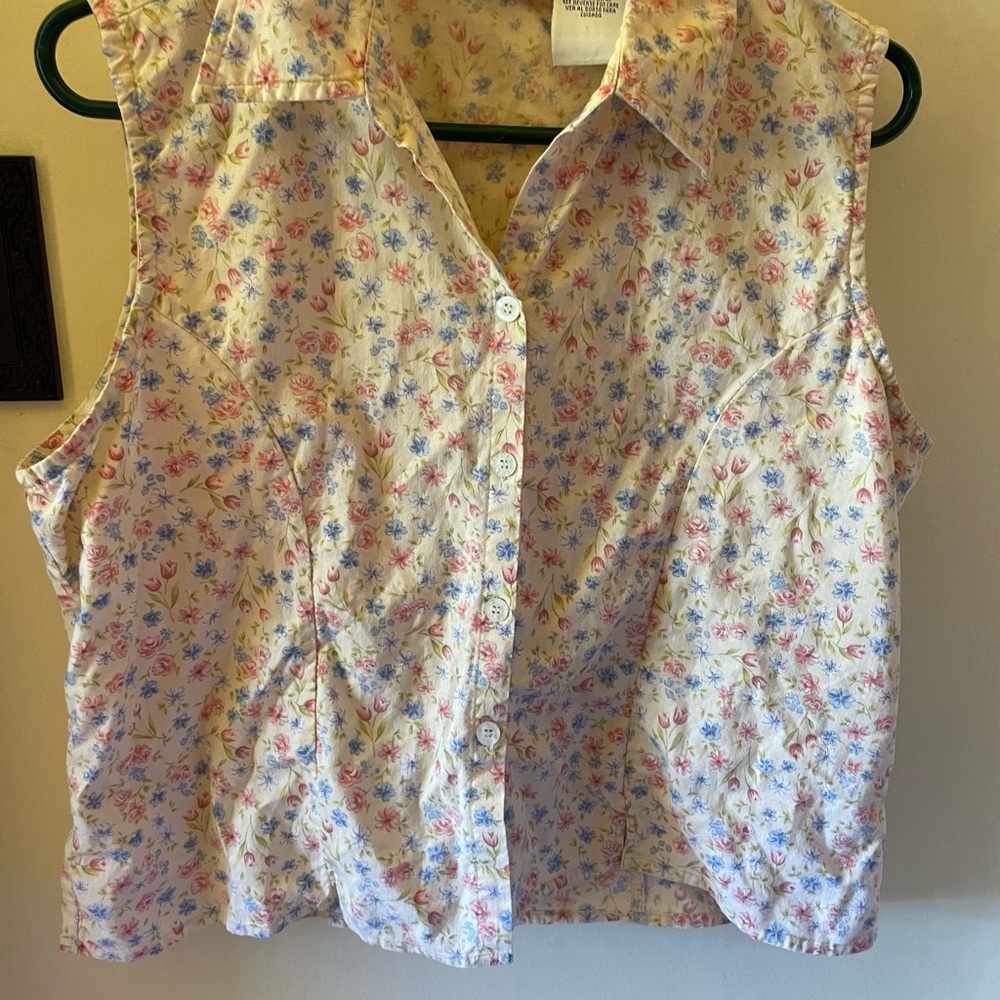 Top sleeveless top with buttons & flowers size large